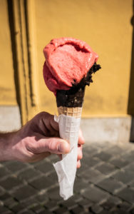 Eis essen in Rom